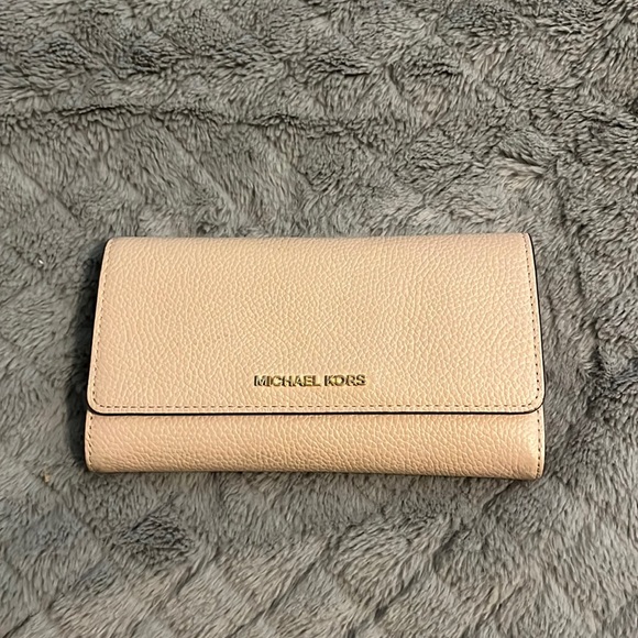 Pretty pale pink peddled soft leather wallet